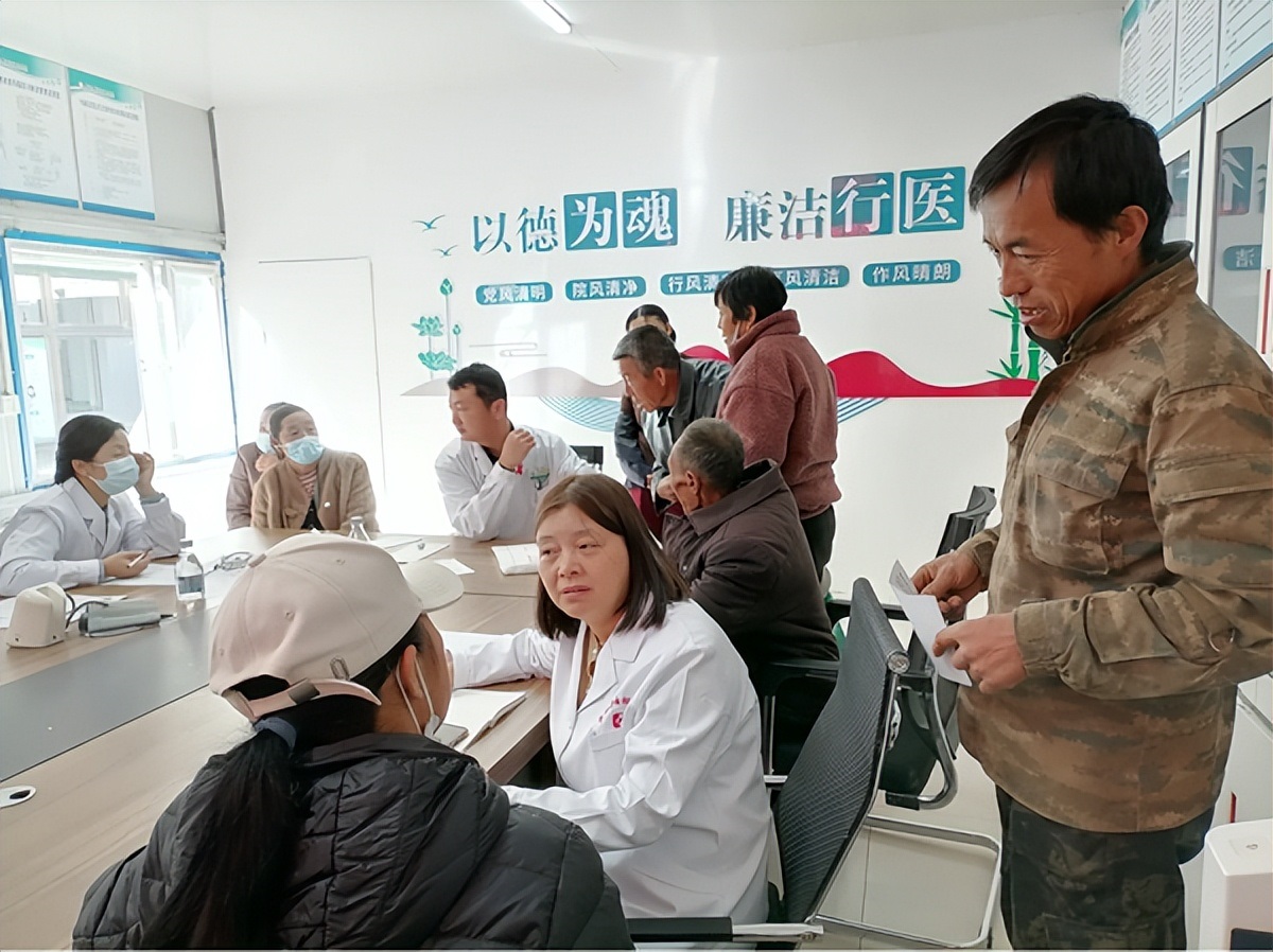 <b>定边县学庄乡镇卫生院举办医疗业务培训与义诊活动</b>