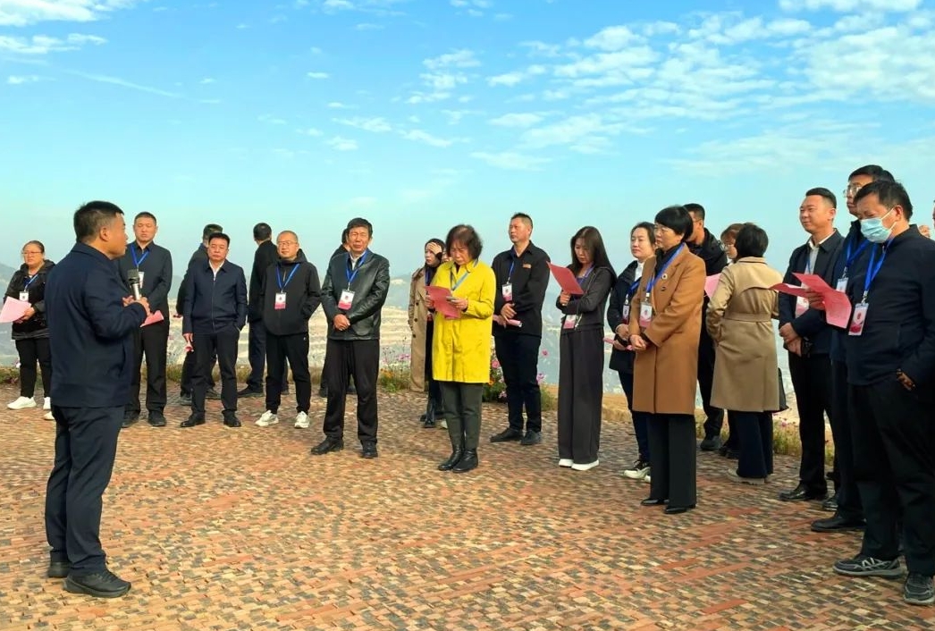 延安市、区、乡三级人大代表联合视察宝塔区十大重点项目建设情况