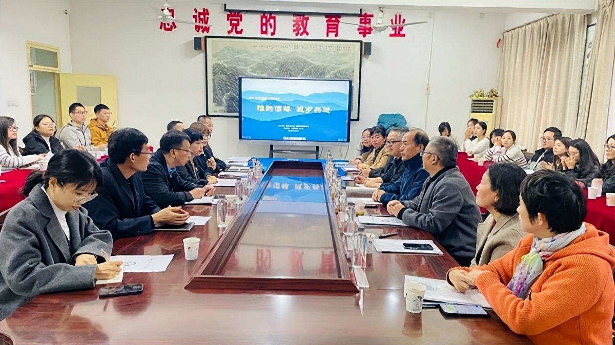 <b>槐园迎好课，共促教育均衡发展 骨干教师送教活动走进庆华中学十九中学校</b>
