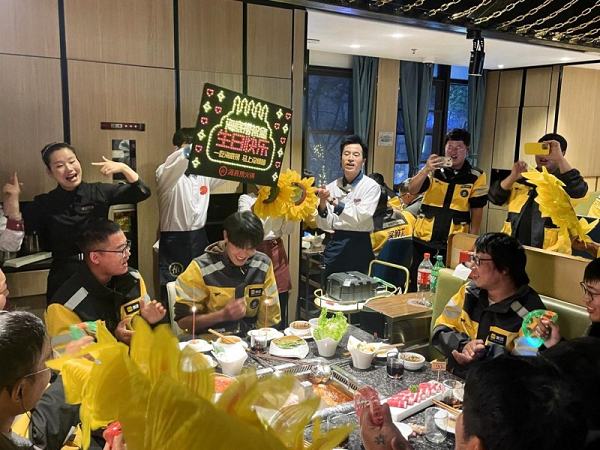 <b>这个冬天不太冷！千名外卖员欢聚海底捞，共享冬日暖心火锅宴</b>