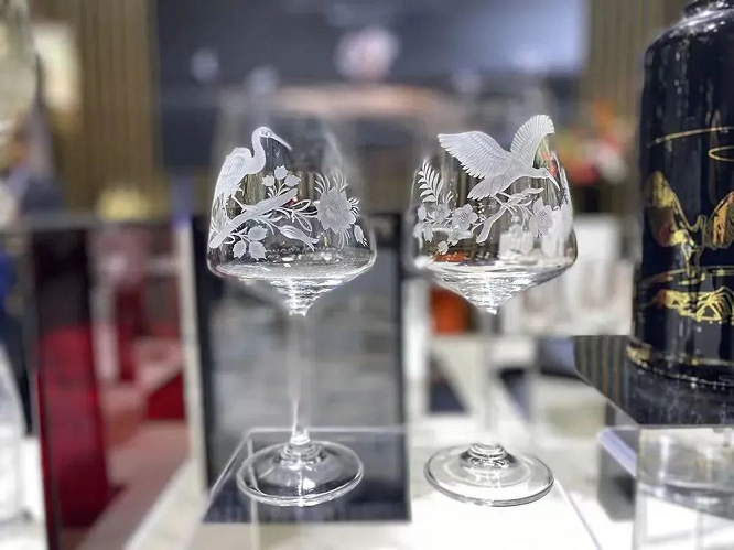 <b>守护自然之美！朱鹮水晶系列进博会全球首发</b>