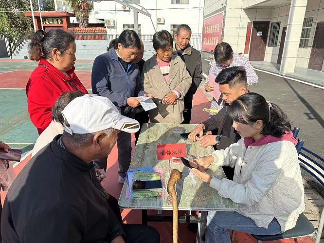 <b>商洛市丹凤县商镇政协组扎实开展委员履职服务为民活动  </b>