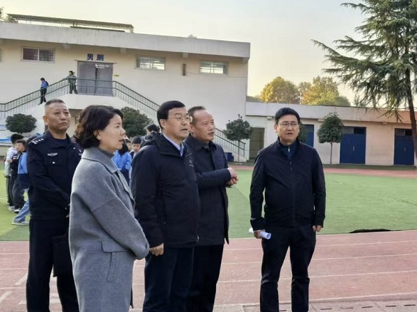 <b>宝鸡市委副书记、渭滨区委书记段小龙调研区校园安全工作</b>
