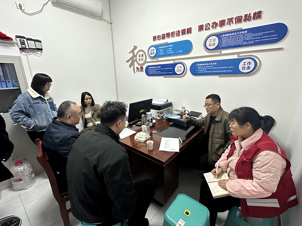 <b>宝鸡市眉县首善街道东盛社区:邻里漏水起纷争  社区介入解矛盾</b>