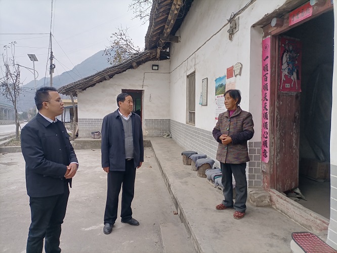 <b>商洛市柞水县小岭镇岭丰村第一书记盛晓辉：用真心诠释“责任与担当” </b>