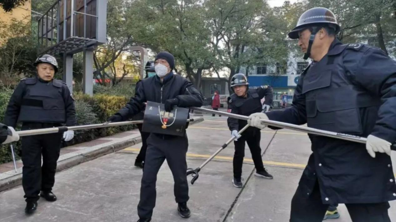 <b>从“演练”到“实战” 庆华中学十九中校区增强师生安全防范意识和自我保</b>