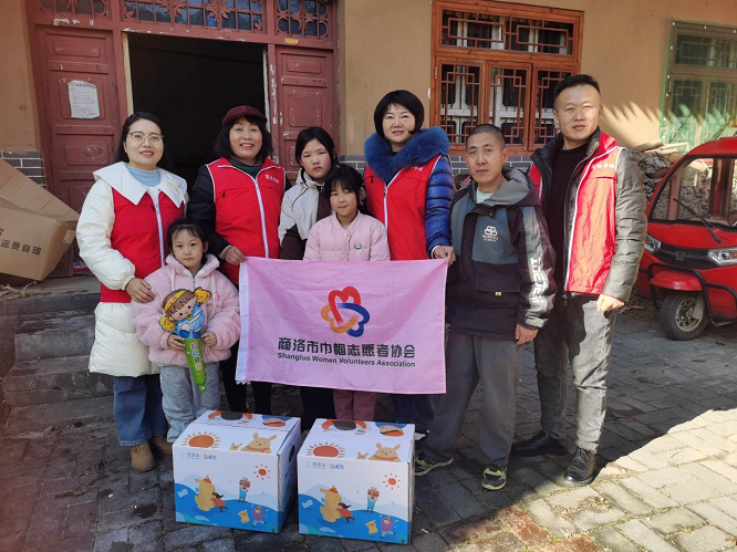 <b>商洛市：巾帼志愿展风采  寒冬慰问暖童心     </b>