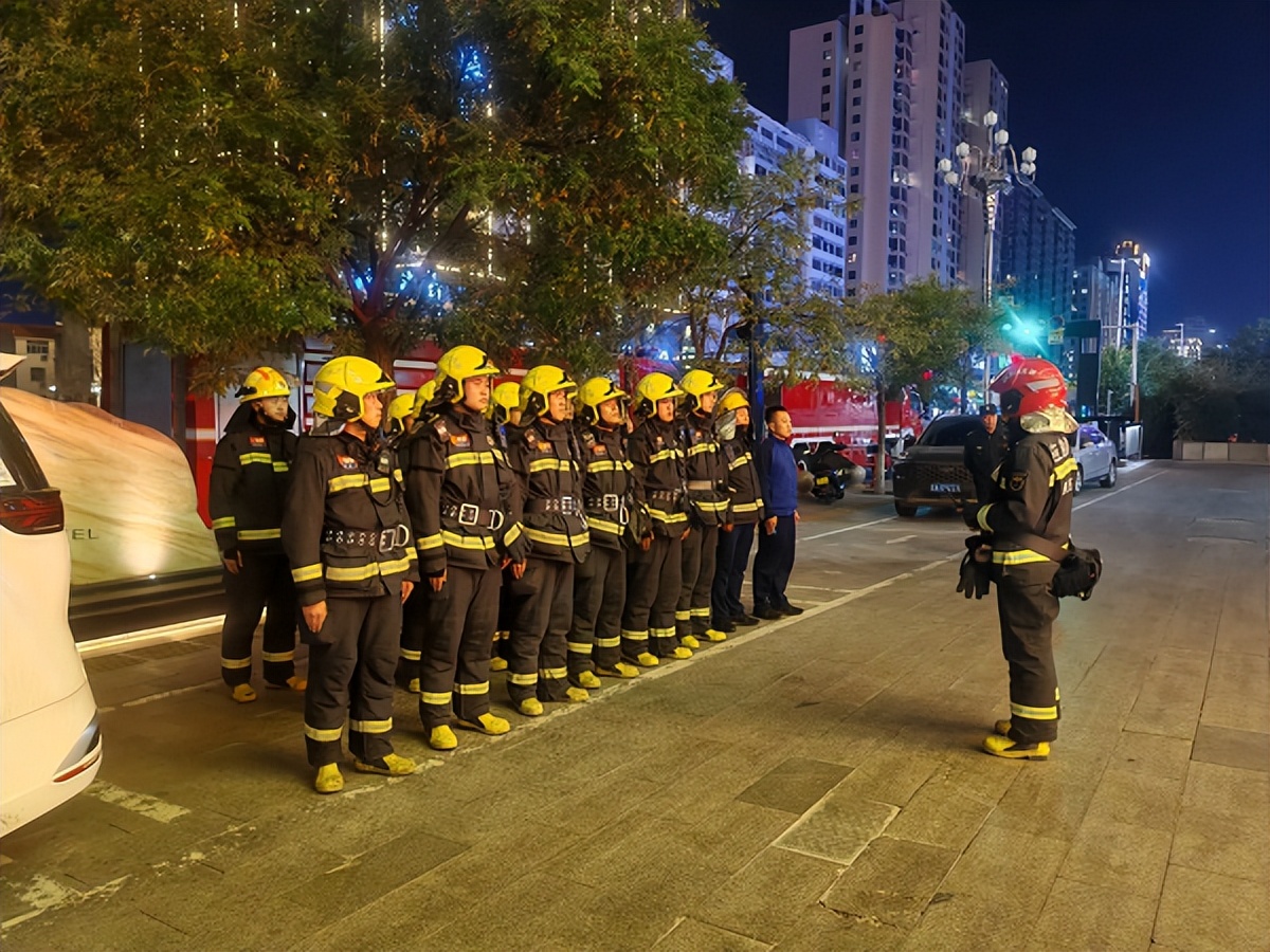 <b>榆林市消防救援支队榆溪大道特勤站深入辖区重点单位开展夜间实战演练</b>