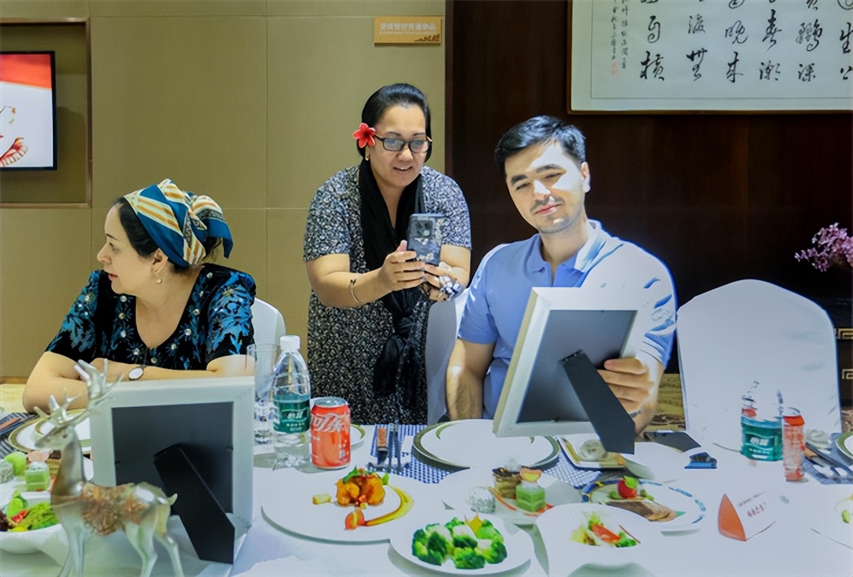 <b>驻华大使夫人西安行惊喜时刻 西安高中生的专属肖像画定格“独家记忆”</b>