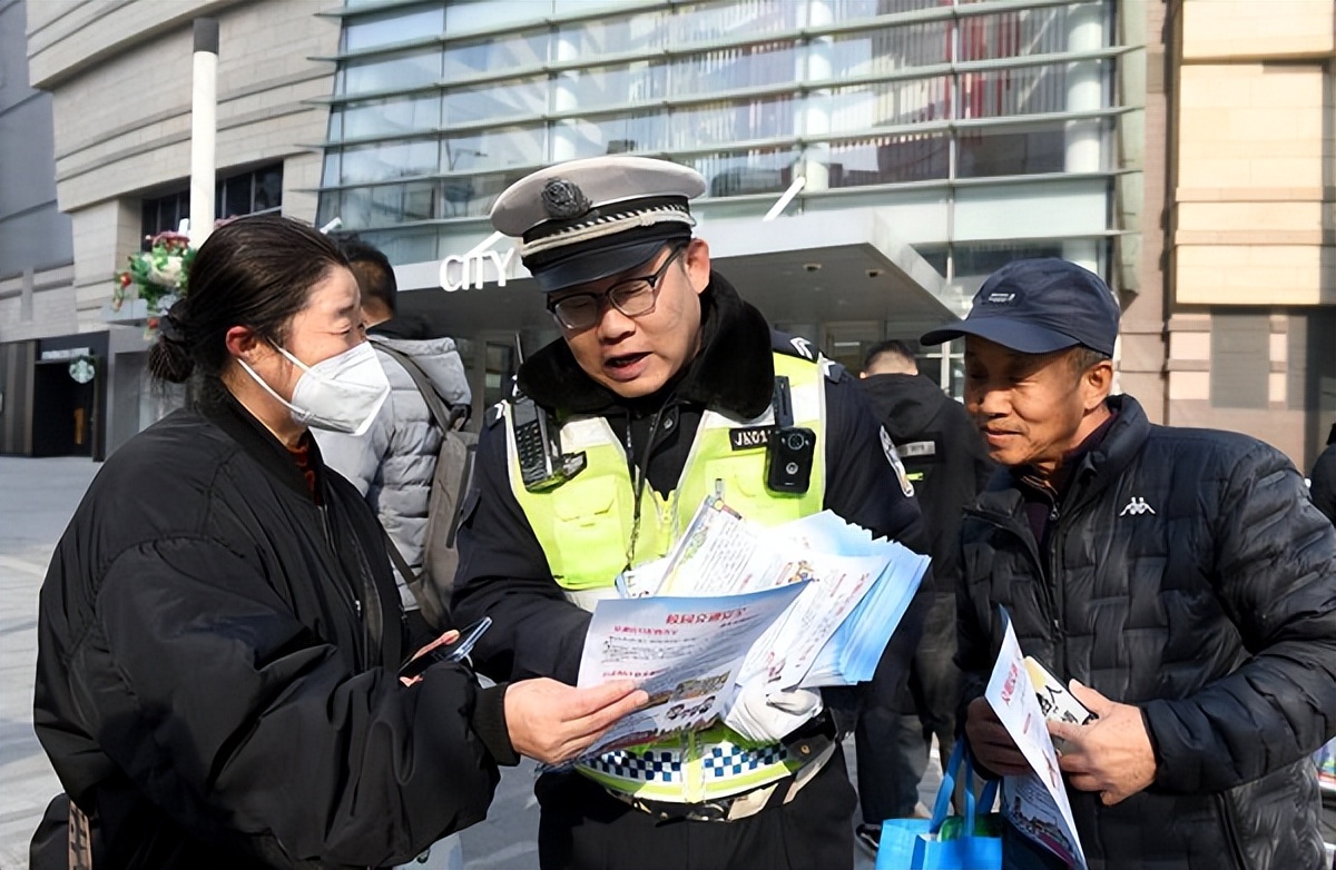<b>共筑安全出行路 西安经开区开展全国交通安全日宣传活动</b>