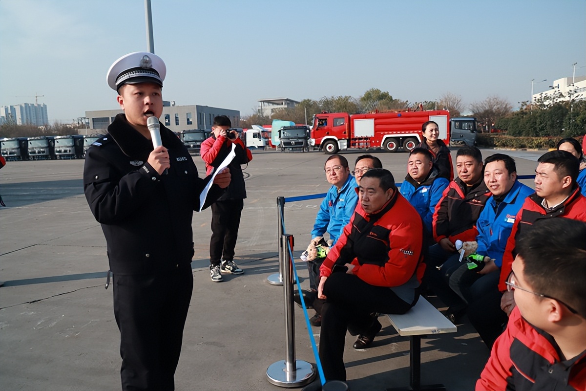 <b>西安经开区：警企校联动 点亮交通安全灯塔</b>