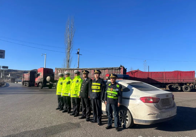 <b>榆林市府谷县公安交警：“交警+交通”联合执法  共筑辖区交通安全防线</b>