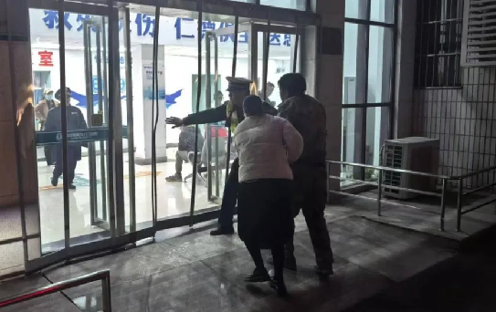 <b>西咸公安民警紧急护送断指群众就医</b>