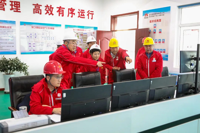 <b>榆林市定边县委常委、副县长杨红梅赴采油厂调研指导工作  </b>