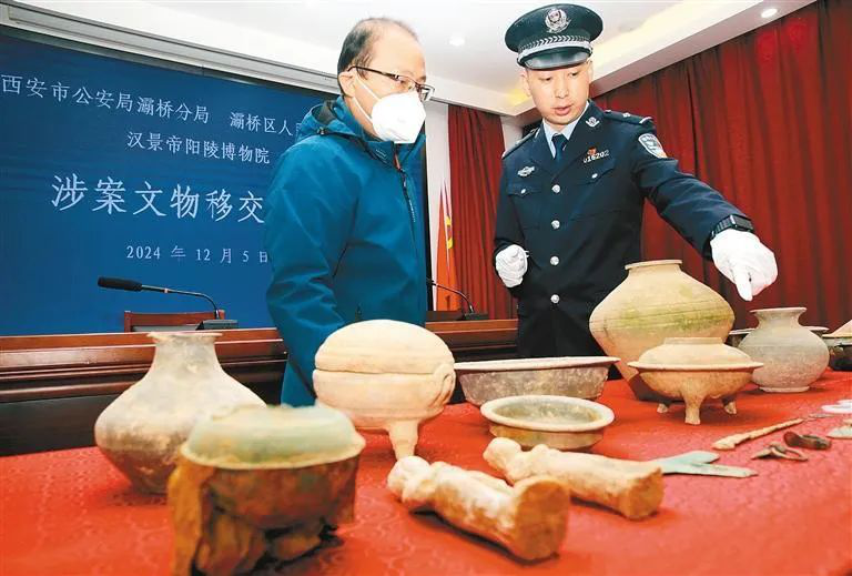 <b>汉景帝阳陵博物院接26件（组）涉案文物回家</b>