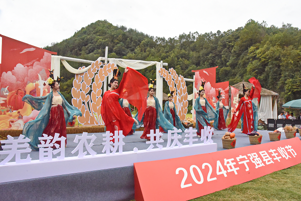 <b>汉中市宁强县铁锁关镇“三抓三实现”助力农旅融合并蒂开花  </b>