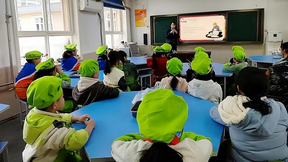 <b>西安市碑林区振兴路小学冬至饺子香，传统文化情更浓</b>