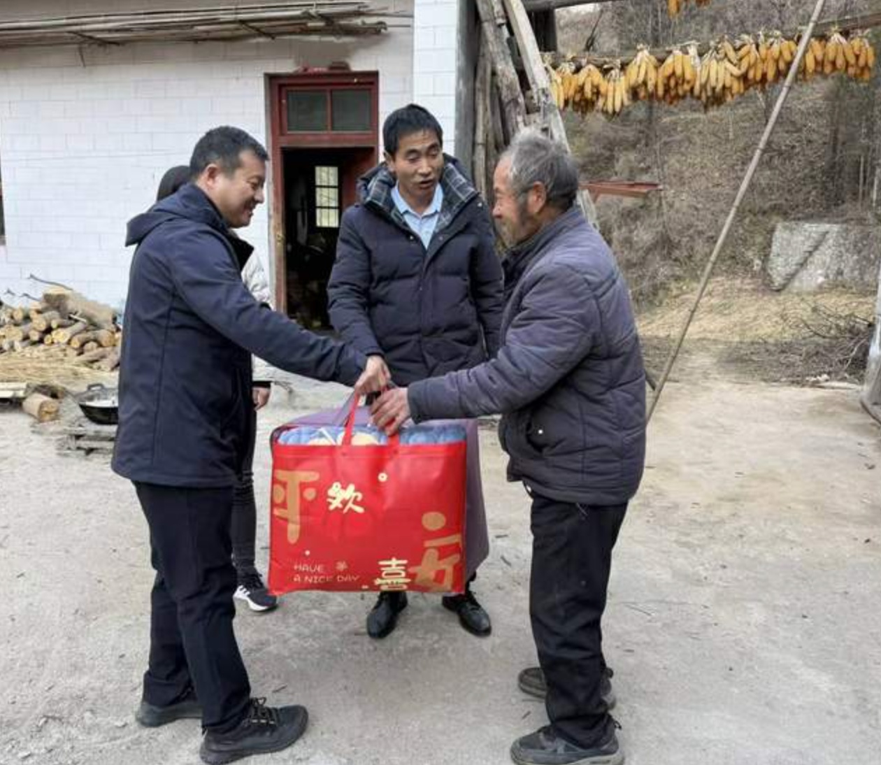 <b>商洛市丹凤县：党建引领送温情 帮扶关怀暖人心</b>