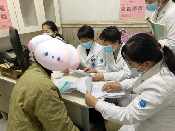 <b>空军军医大学西京医院妇产科张建芳教授到咸阳彩虹医院妇科指导工作</b>