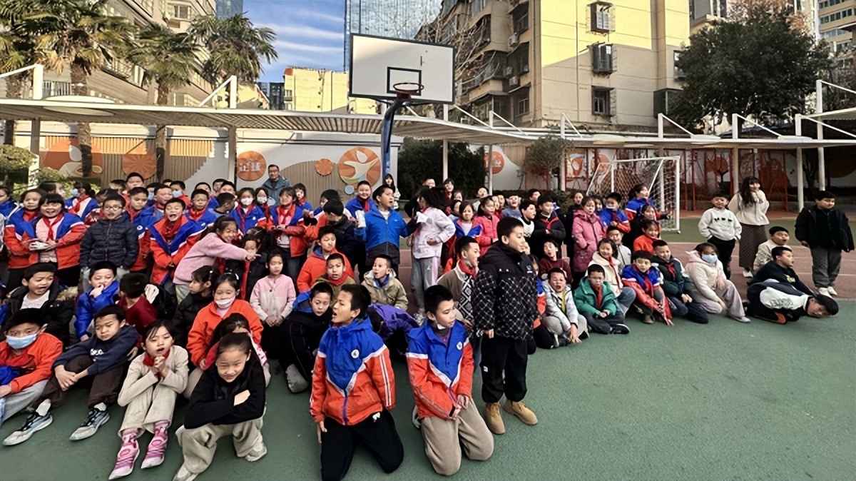 <b>拔河比赛庆新年 碑林区振兴路小学团队协作点亮新年希望</b>