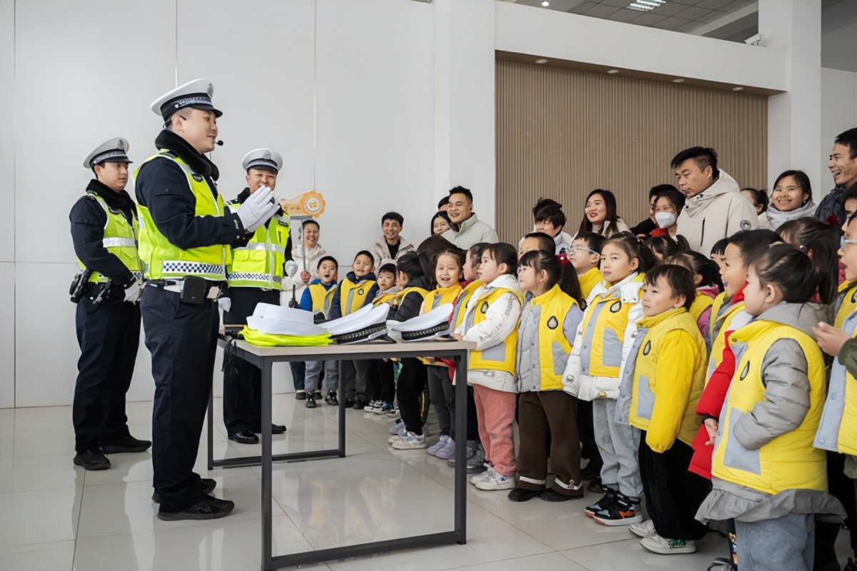 <b>西安经开区：警营开放日 零距离感受别样“警”彩</b>