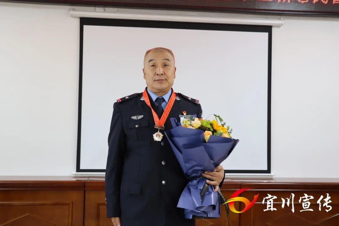 <b>两代从警路 赤诚护民安——延安市宜川县公安局张华、张迪</b>