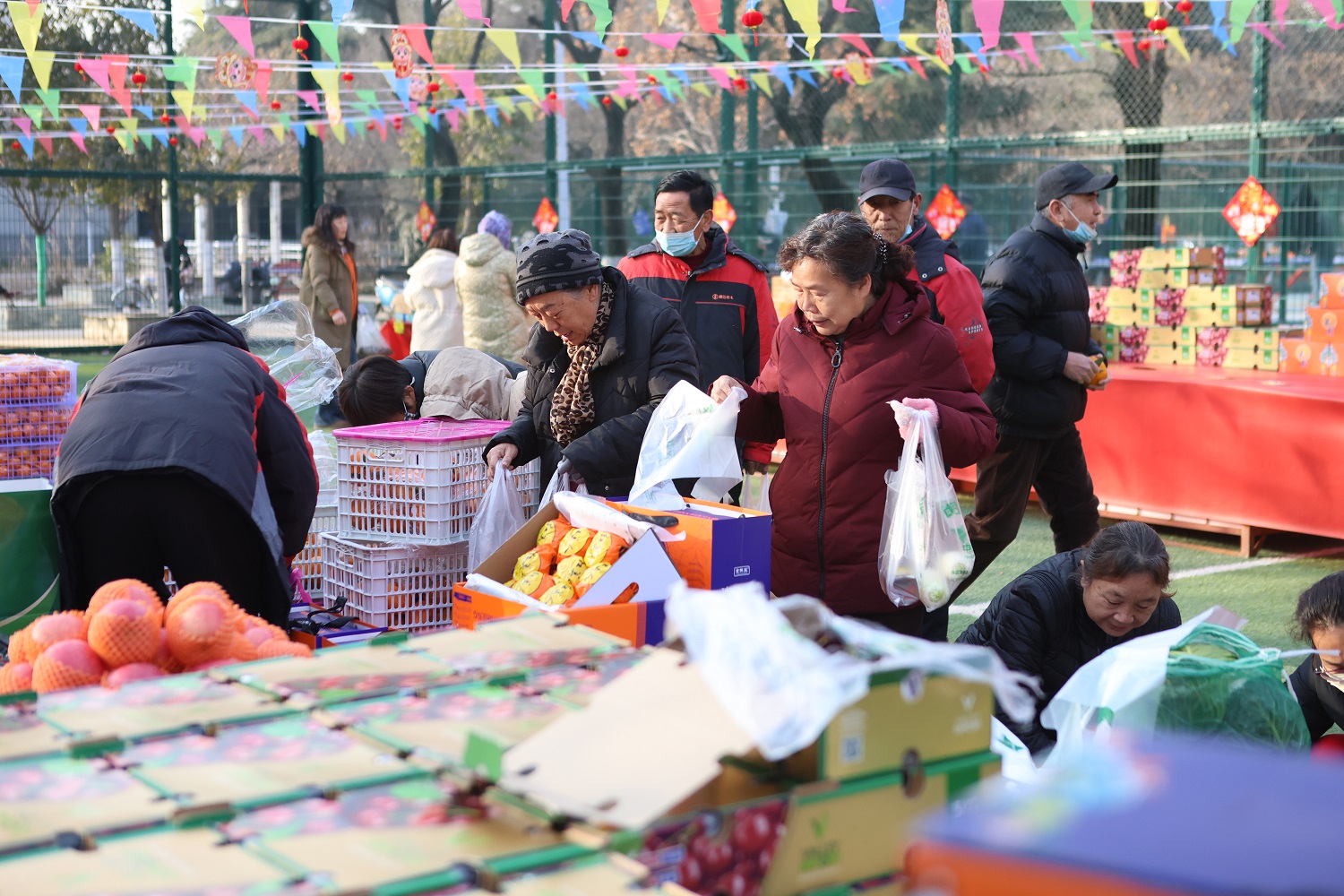<b>家门口买年货！西安经开区年味儿氛围感“拉满”</b>