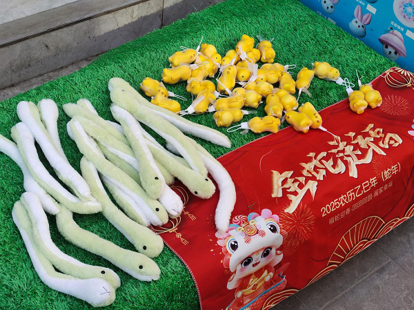 <b>咸阳渭城老糖酒文创街区邀您来逛年货节啦！</b>