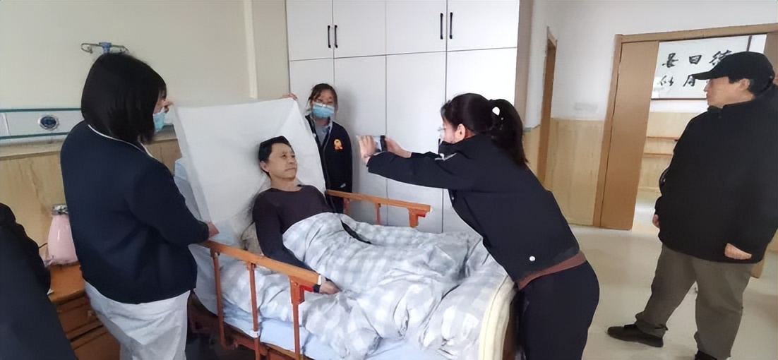 <b>急群众所急，西咸公安上门为群众补办身份证</b>