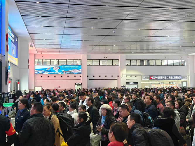 <b>春节八天，西安铁路局汉中车务段安全发送旅客32.4万人次  </b>