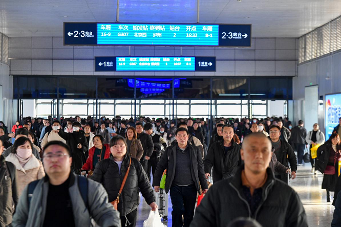 <b>汉中车务段加开专列  助力秦巴地区人员节后返岗务工</b>