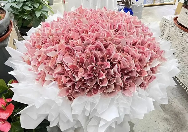 <b>现金包装成＂花＂，假送花真洗钱，法院判了！</b>