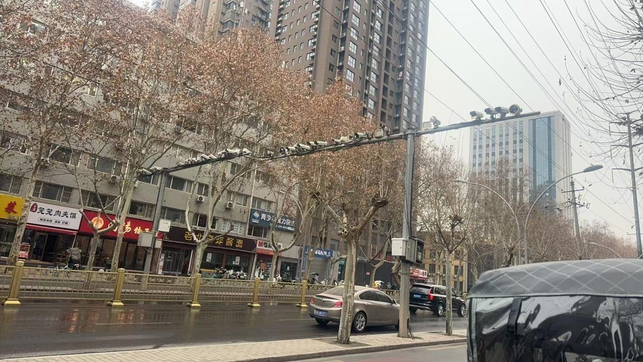 <b>太乙路一路口立杆上挂了30多个摄像头？西安交警回应</b>