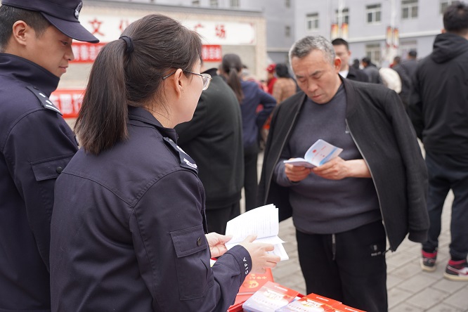 <b>商洛市柞水县小岭司法所联合派出所开展法治宣传活动  </b>