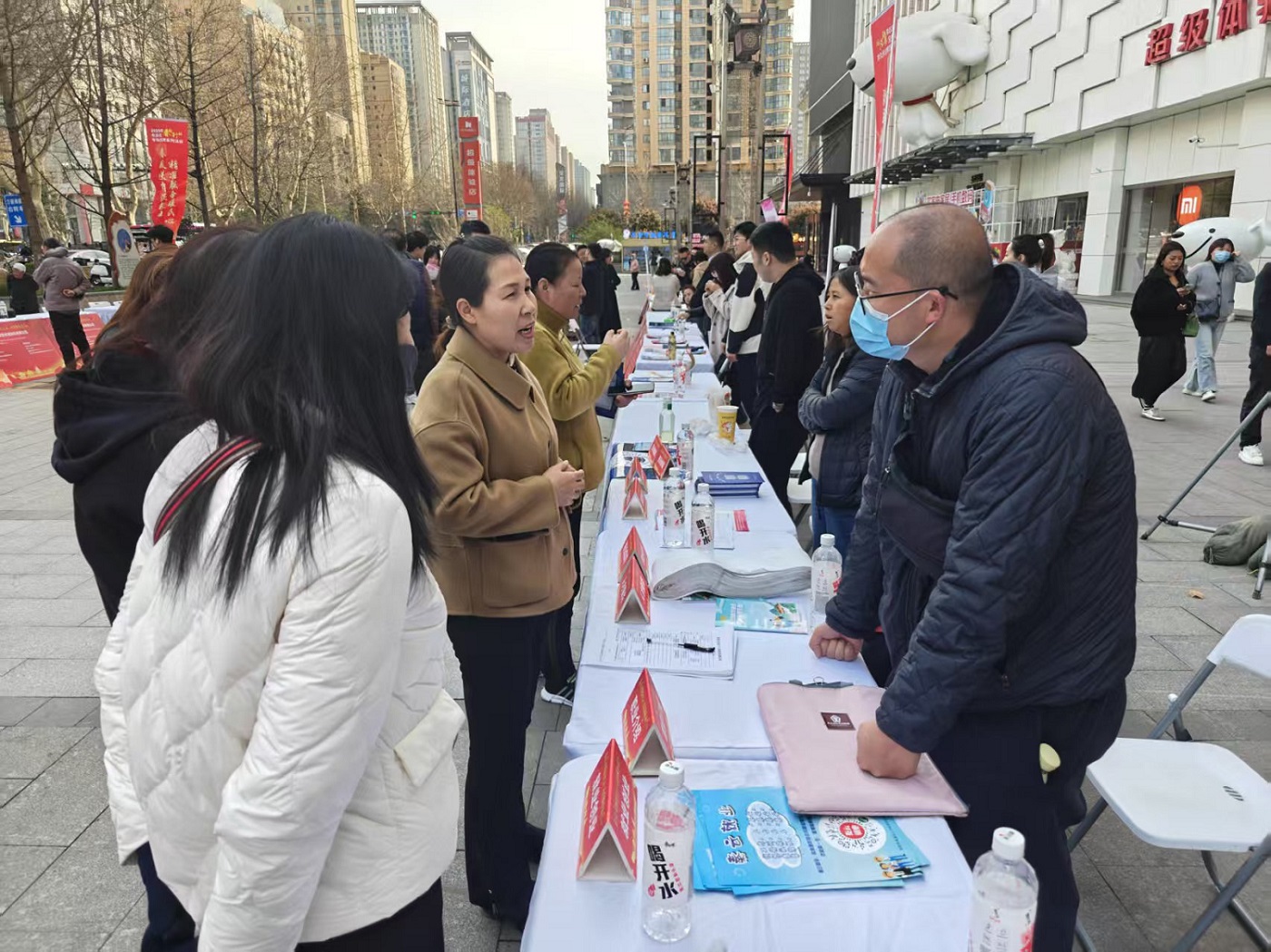 <b>2025年未央区“春风行动”盛龙广场专场招聘会顺利举行</b>