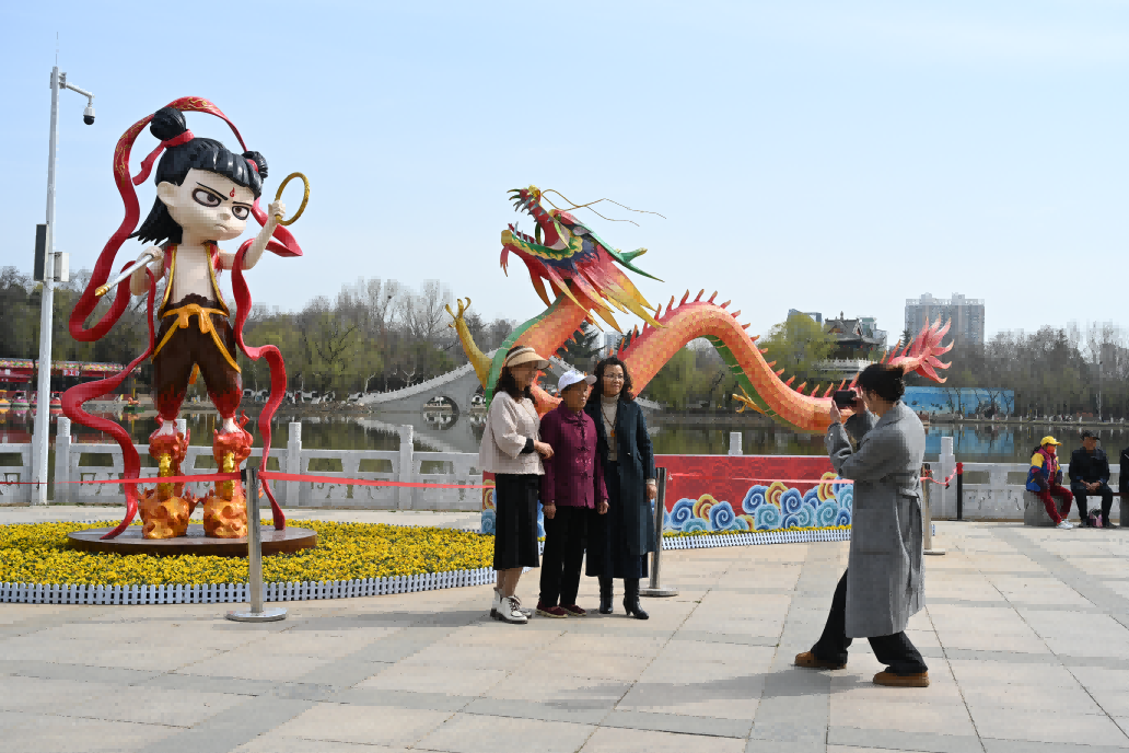 <b>“收你们来啦” ——宝鸡市人民公园开展哪吒“降”碳园林艺术展</b>