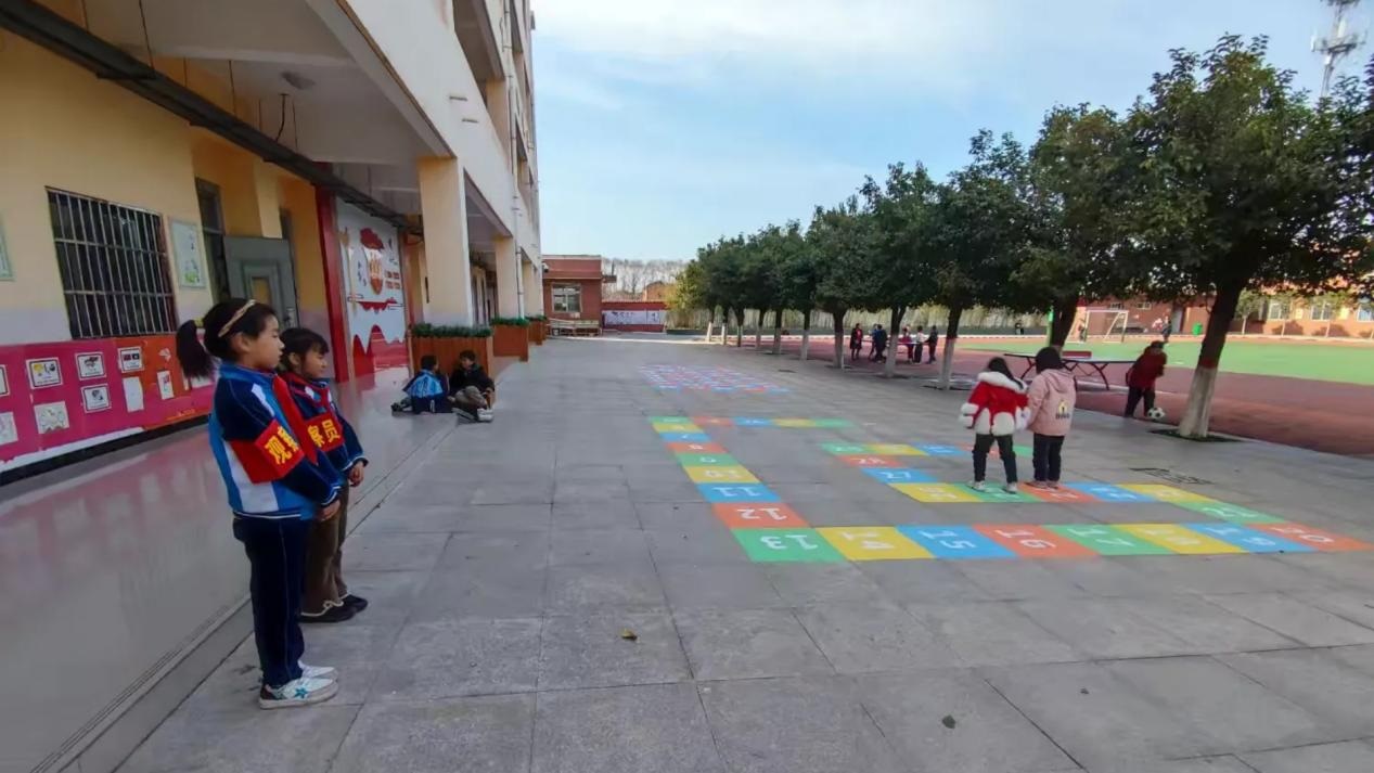 <b>灞桥区东李小学：以“人防技防”创新举措 让课间安全“守护者”守护成长</b>