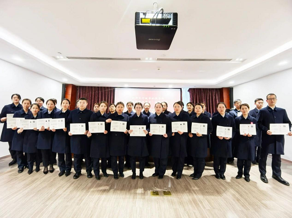 <b>全员“持证上岗”，经开区政务服务队伍建设迈上新台阶</b>