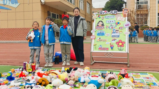 <b>西安市灞桥区热电小学“小葵花”义卖：童心“摆摊” 爱满校园</b>