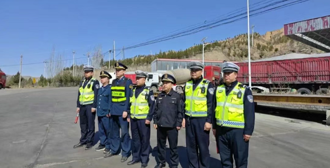 <b>榆林市府谷县公安交警与路政联合作战  让道路从“负重”变“轻松”  </b>