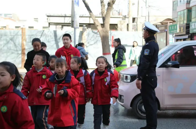<b>榆林市靖边县交警“四个聚焦”精准发力  筑牢春季道路交通安全屏障</b>