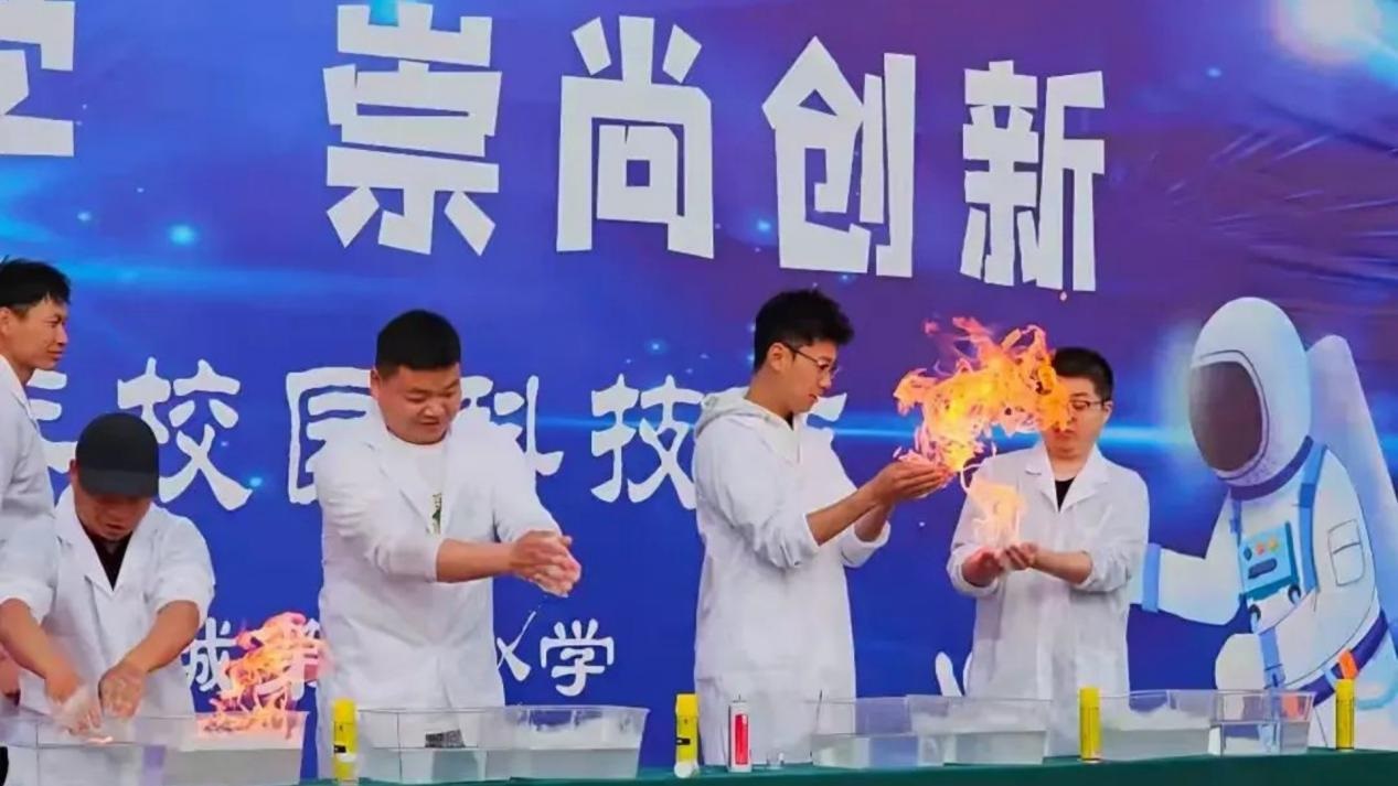 <b>科技点亮童年 西安市灞桥区东城六小2025科技节燃动校园</b>