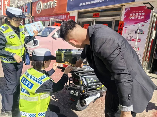<b>榆林市府谷交警城区中队加强辖区电动车“亮尾”工作  </b>