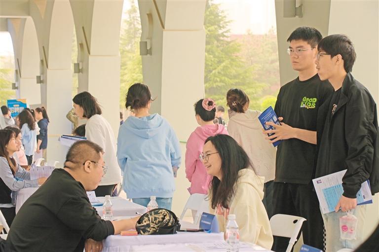 <b>陕西校园春招季观察：就业理念更务实，各方携手架桥梁</b>