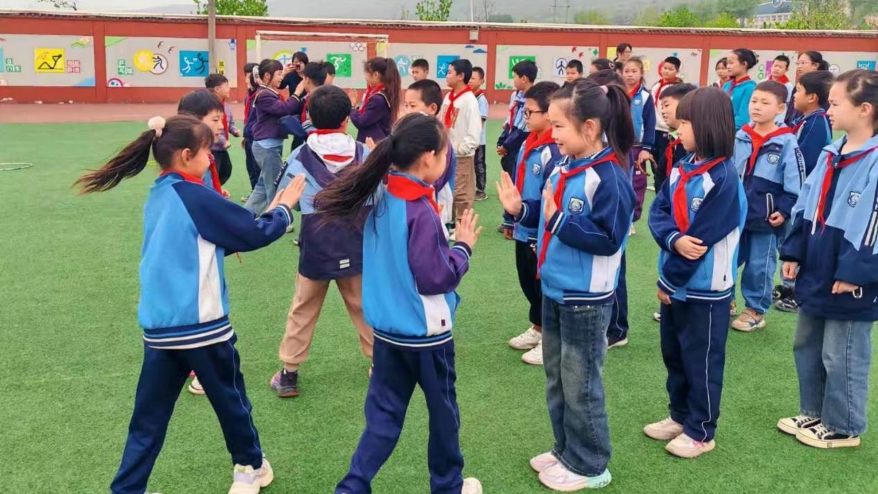 <b>灞桥区东李小学创新心理健康教育：团体游戏助力学生勇气成长</b>
