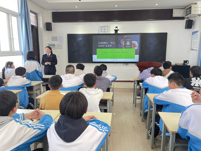 <b>汉中市西乡县第六中学开展普法进校园活动  </b>
