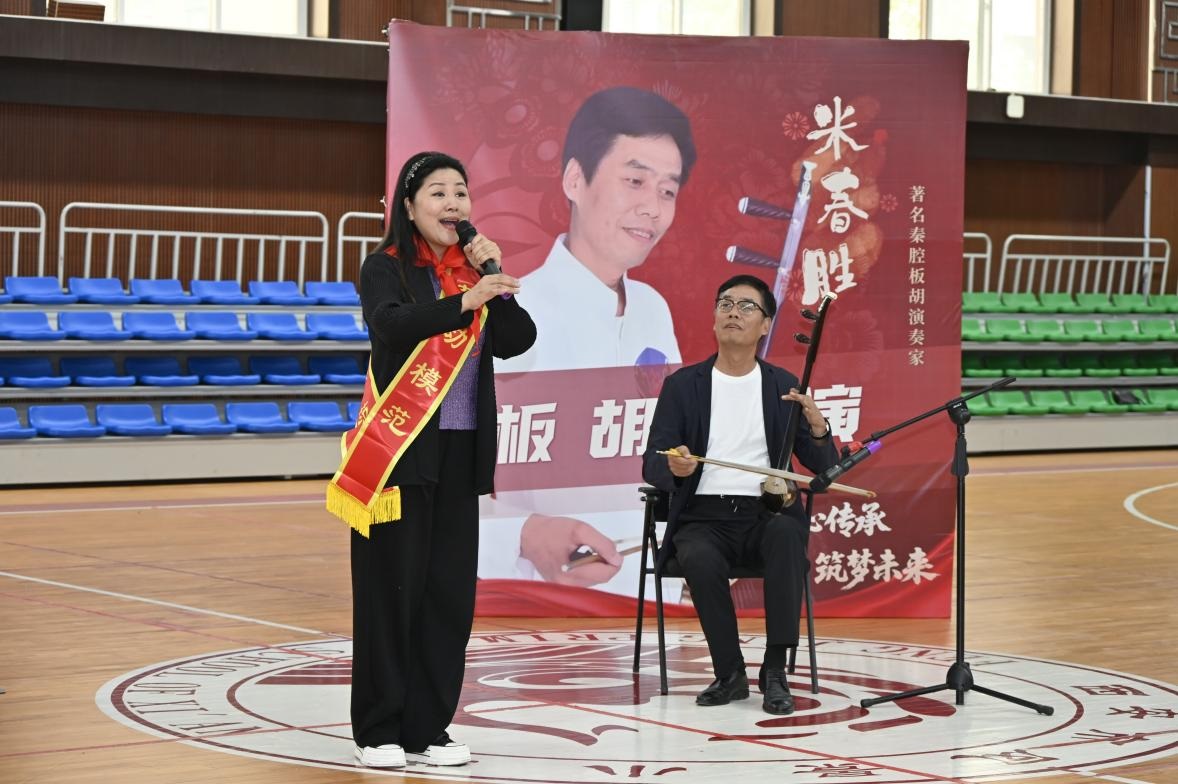 秦腔“特技绝活”让孩子们很“上头” 西安市劳模工匠走进西安