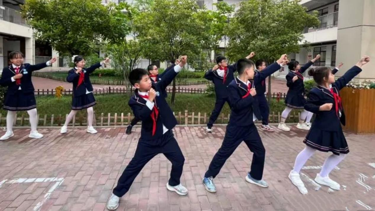 <b>“世界读书日” 西安市灞桥区东城六小沉浸式阅读点亮成长之路</b>