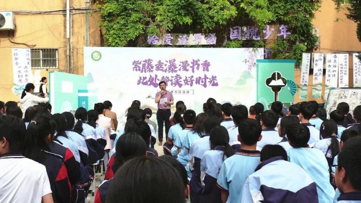 <b>紫藤垂瀑漫书香，此处静读好时光 西安市第十九中学师生用阅读对话世界</b>