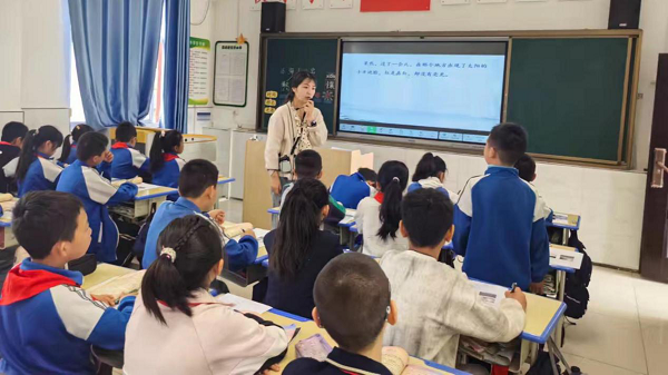 <b>灞桥区官厅小学：同课异构展教学智慧  青蓝携手促专业成长</b>
